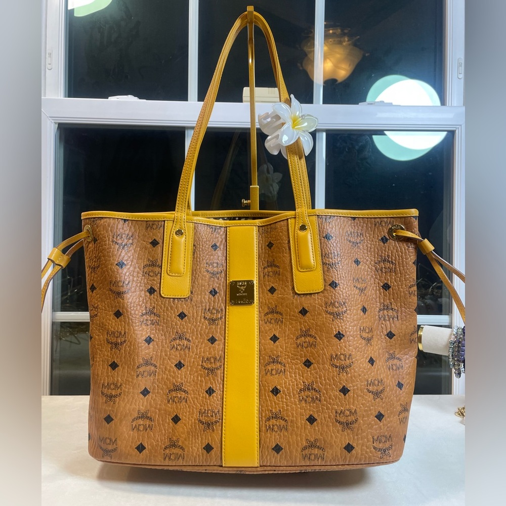 MCM Visetos Medium Liz Reversible Shopper Tote in Cognac and Yellow Leather - Picture 16 of 17